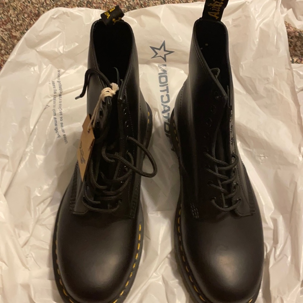 NWT w/ Box Dr. Martens Smooth Black Leather Boots